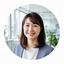 IT企業の採用担当者をイメージした、自然光の入るオフィスでのポートレート